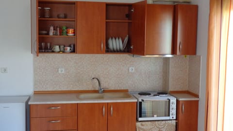 Apartment, 3 Bedrooms | Private kitchen | Fridge, stovetop, coffee/tea maker, electric kettle