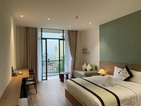 Deluxe Double Room | Hypo-allergenic bedding available, minibar, in-room safe, desk