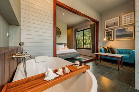 Superior Suite, Sea View | In-room safe, desk, WiFi (free), bed sheets