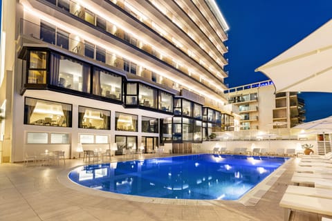 Seasonal outdoor pool, sun loungers