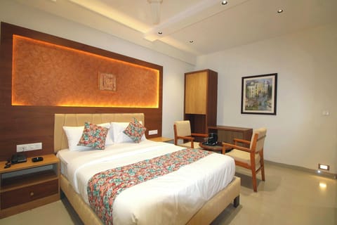 Deluxe Double Room, City View | Desk