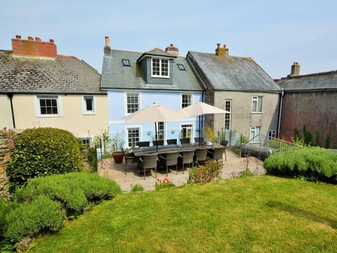 Enclosed garden to the rear with plenty of seating