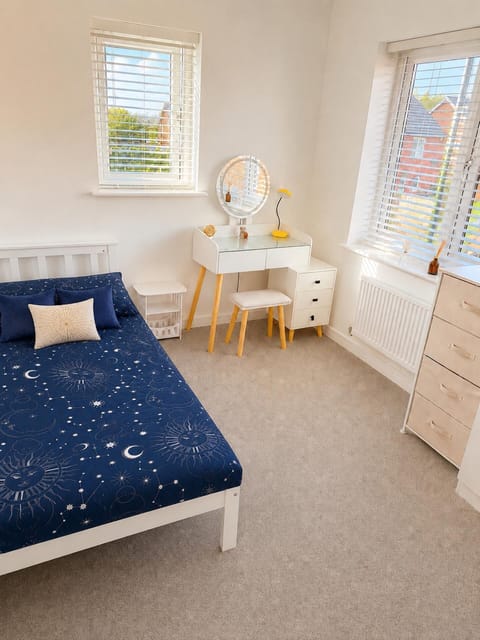 3 bedrooms, iron/ironing board, WiFi (free), bed sheets
