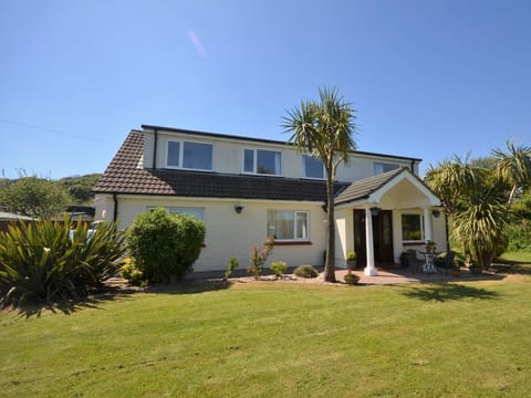 Lovely large property close to the coast 