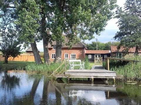 The cottage benefits from its own private viewing platform