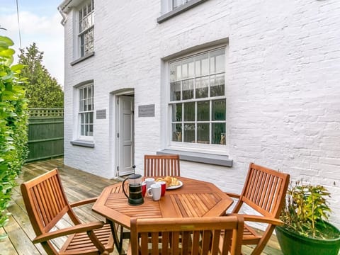 A pretty period cottage with private courtyard
