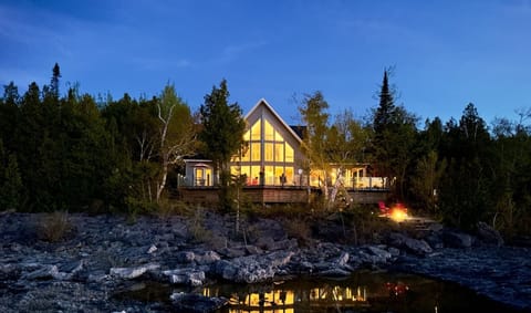 Welcome to The Captain’s Lookout — a spectacular Georgian Bay waterfront retreat surrounded by rugged shoreline, mature trees, and unforgettable views.