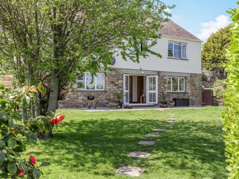 This property is well located in a pretty rural setting but also close to the coast