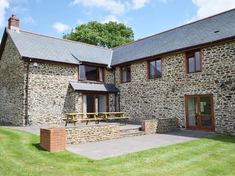 View towards the detached holiday cottage