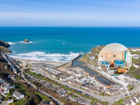 This seaside apartment is just a stone's throw from Portreath Harbour and Beach