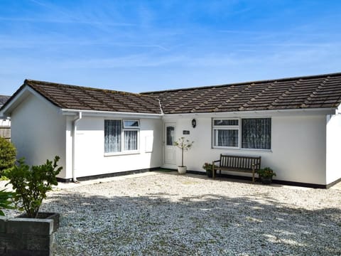 This well looked after detached bungalow is in a good spot for exploring Cornwall