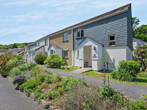 A great house with room for 6, on an attractive park with a variety of guest facilities