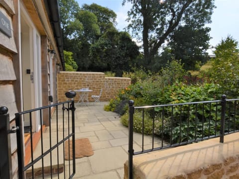 Enclosed courtyard garden to the front
