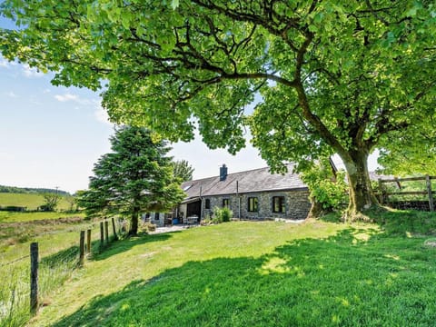 Pretty detached cottage with lovely rural views