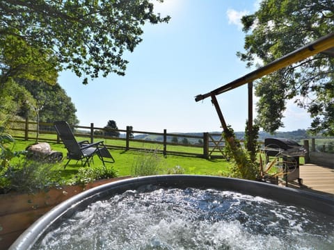 Safari style lodge in a quiet location with stunning views and hot tub