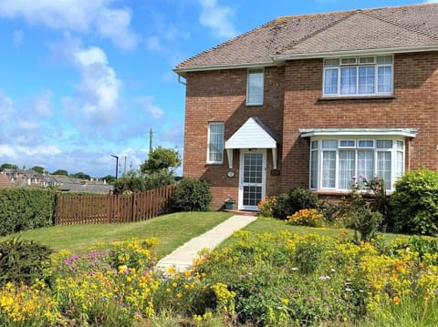 View towards the cottage which is positioned just minutes away from the cliff path