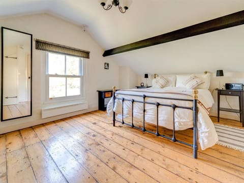 Double bedroom with a beamed ceiling 