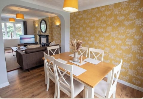 House, 3 Bedrooms, Patio | Dining room