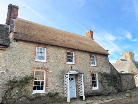 Beautiful thatched cottage set in a no through lane 