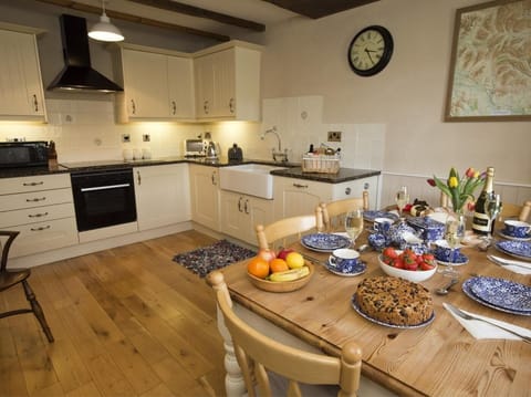 The cosy country kitchen.