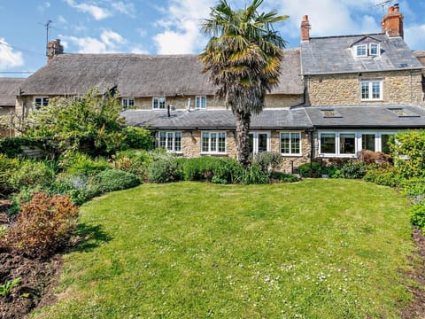 Characterful thatched cottage with enclosed garden