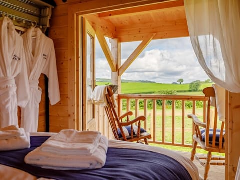 A countryside cabin with hot tub and stunning views
