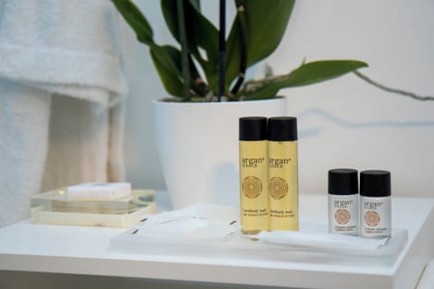 Shower, rainfall showerhead, free toiletries, slippers