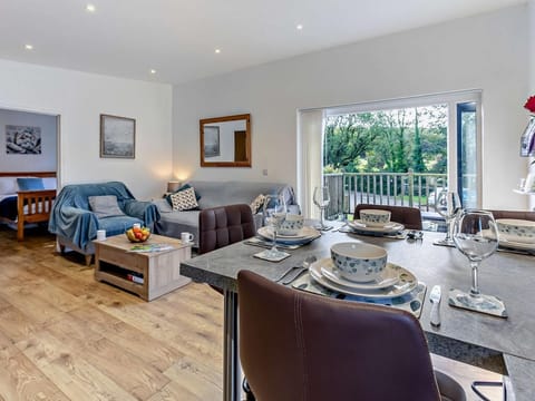This  peaceful holiday home is within easy reach of beaches and links to the rest of Cornwall