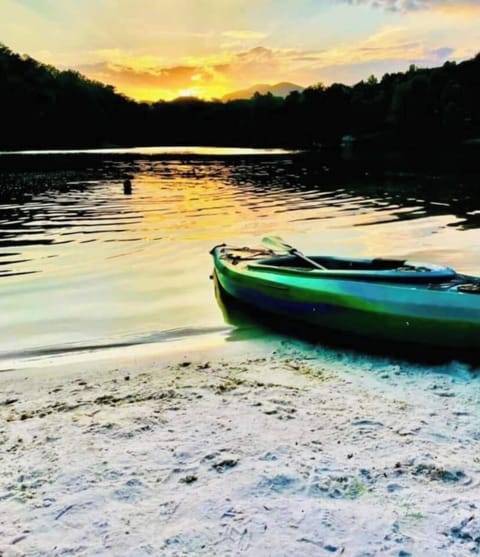 Walk to our private beach, lake , river and waterfall. 10 min walk from cabin, or parking at beach available if preferred. Canoe available upon request.