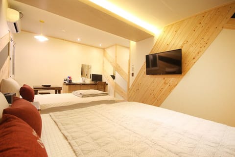 Twin Room, Non Smoking | Hypo-allergenic bedding available, down comforters, soundproofing