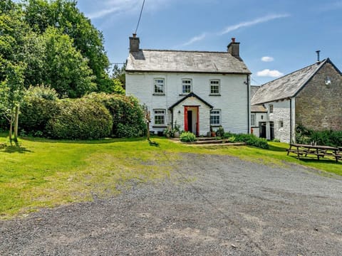 A characterful Farmhouse with adjoining barn