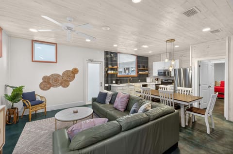 House, Multiple Beds, Garden View (Tropics on Tenth) | Living area