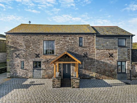 Stunning, newly renovated barn ideally located to explore North and South coasts