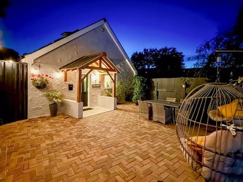 This charming and luxurious retreat is great for families or couples - with hot tub and games room