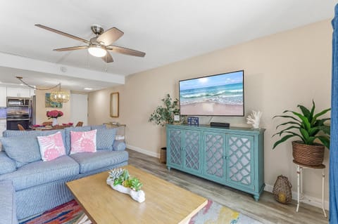 Condo, 1 King Bed with Sofa bed (Castle Reef 407) | Living area