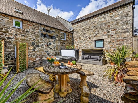Newly renovated Cornish retreat with private garden, original features and hot tub