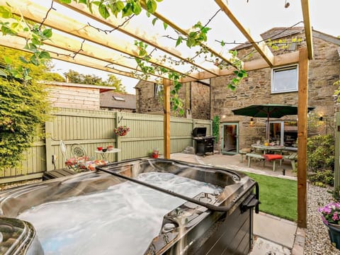 Welcoming luxury cottage with enclosed garden and hot tub