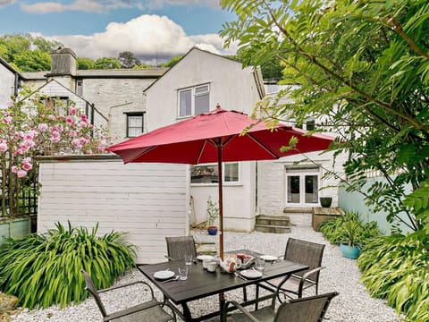 A warm and welcoming traditional cottage in the heart of Polperro
