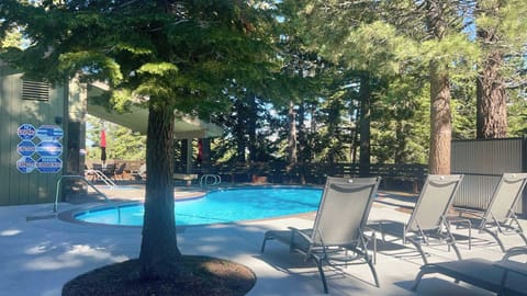 Outdoor pool & hot tub