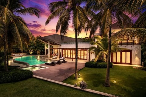 Golf Founders 28: Elegant oasis, lux suites, pool, staff & ocean view
