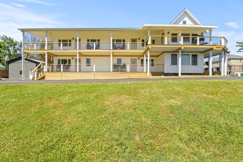 2 apartments upper level and 2 apartments on lower level