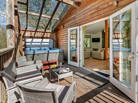 Luxury Lodge Tucked Away In Woodland And Yet Just Moments From The Beach