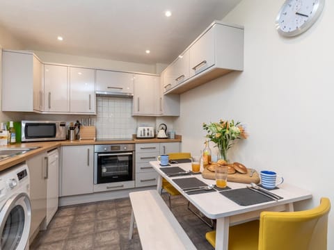 Open plan kitchen/dining area