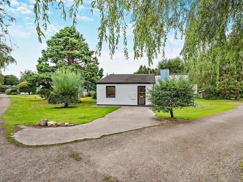 Comfortable lodge set within a quiet complex with swimming pool and play facilities