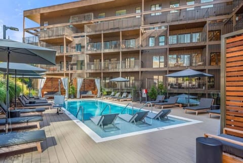 HYVE pool pic 3