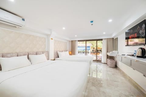 Family Room, Courtyard View | In-room safe, desk, laptop workspace, blackout drapes