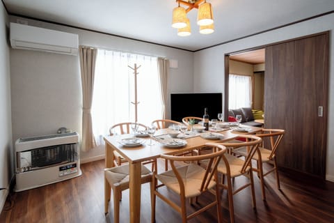 Basic House, 4 Bedrooms, City View | Dining