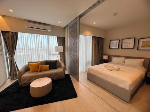 Deluxe Condo, Kitchenette, Lake View | Iron/ironing board, WiFi (free)