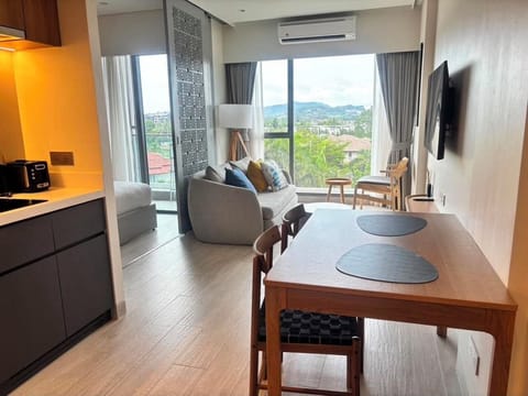 Deluxe Condo, Kitchenette, Lake View | Living area