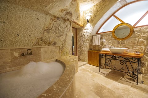 Deluxe Cave Room | Bathroom | Free toiletries, hair dryer, slippers, towels